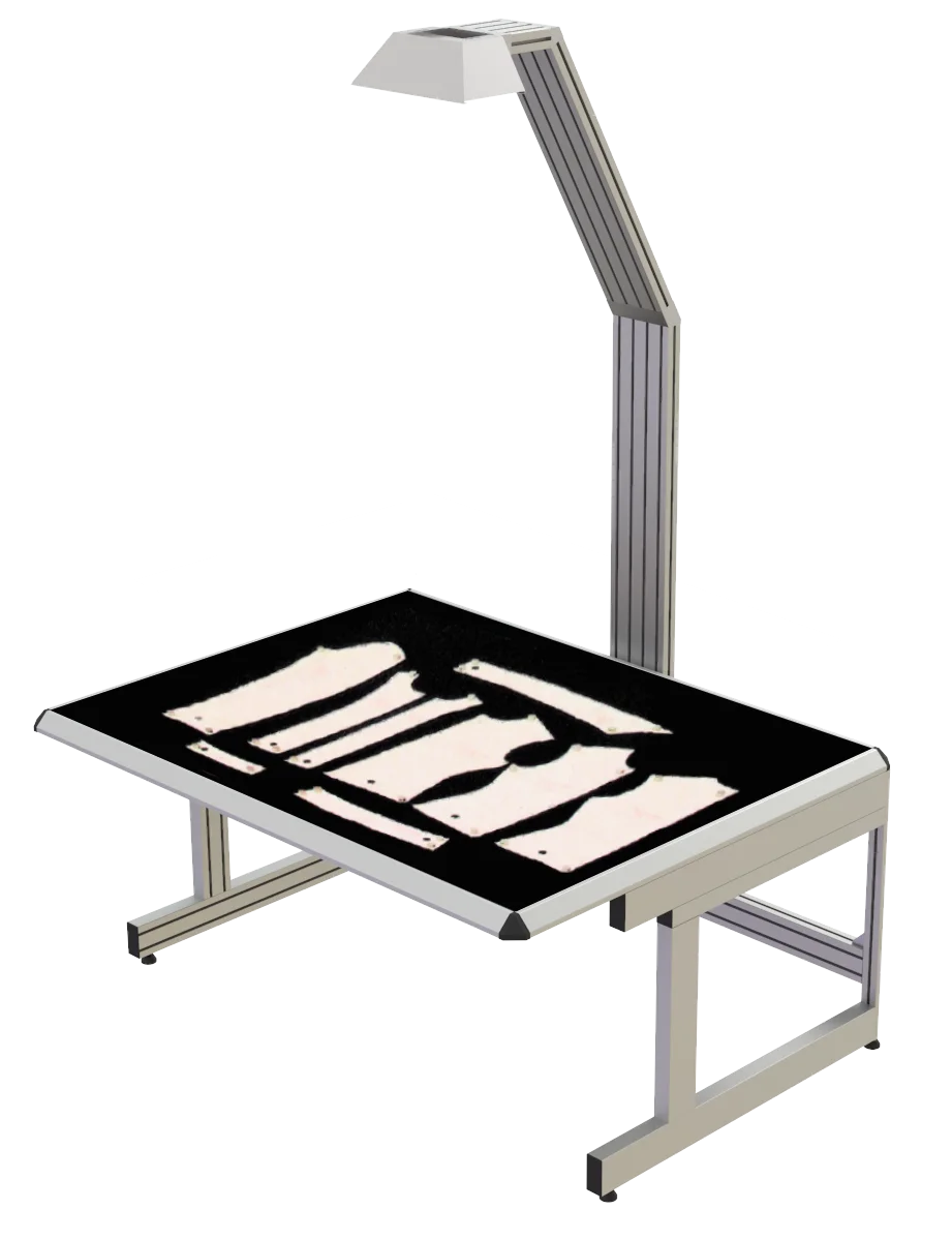 Il digitalizzatore PhotoSHAPE: piano nero con cartamodelli e fotocamera sul braccio in alluminio